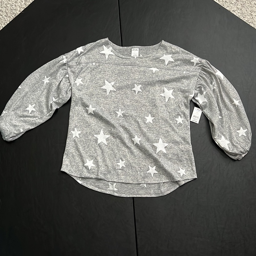 (NWT)WOMENS GRAY SWEATER WITH WHITE STARS SIZE L